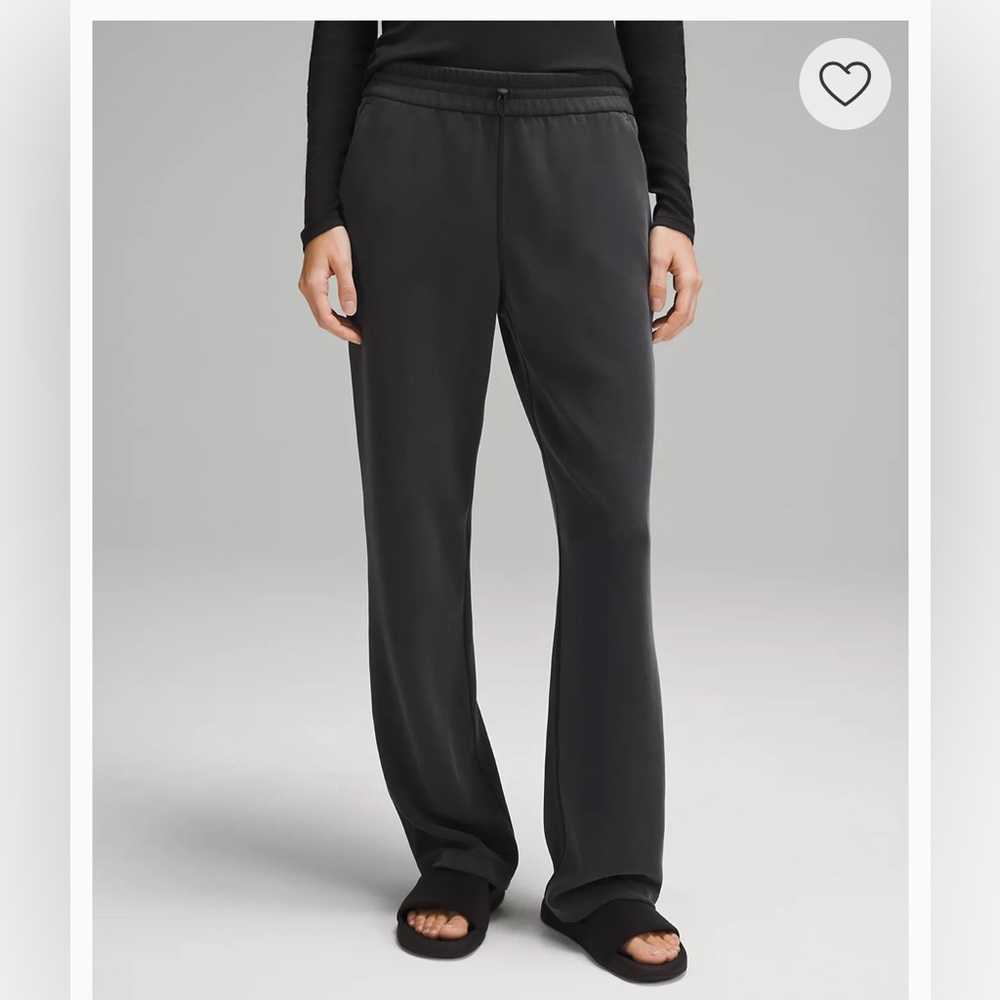 Lululemon Women’s Black Softstream HighRise Pant size 6 short